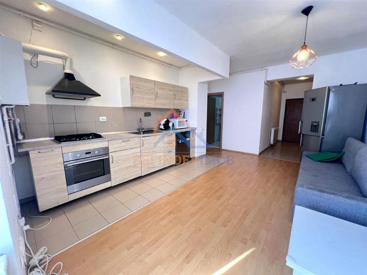 Apartament cu 3 camere decomandat, mobilat în Titan