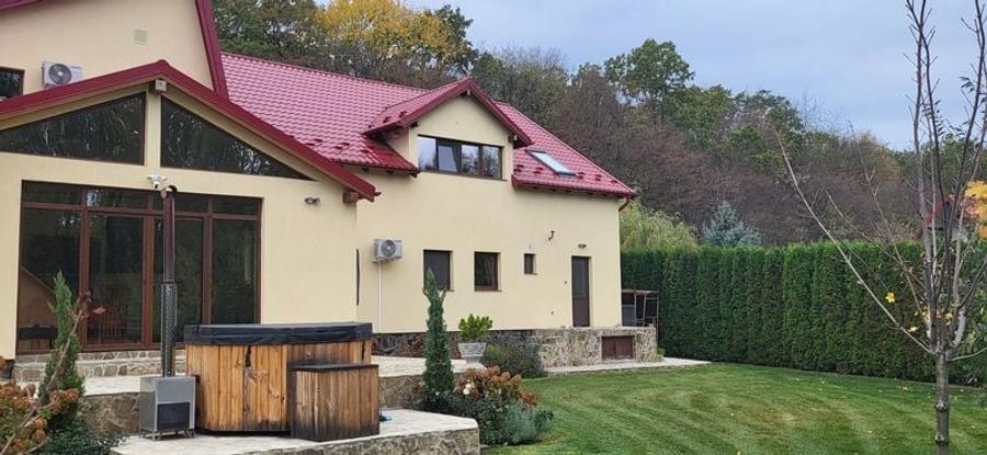 Casă individuală cu 5 camere cu Garaj în Periferie