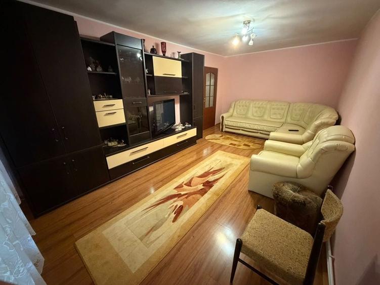 Apartament cu 3 camere decomandat în Exterior Vest