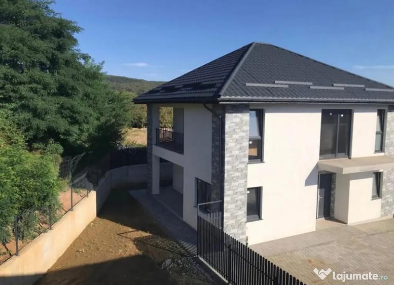 Casă cu 4 camere cu Teren 401 Mp în Luna