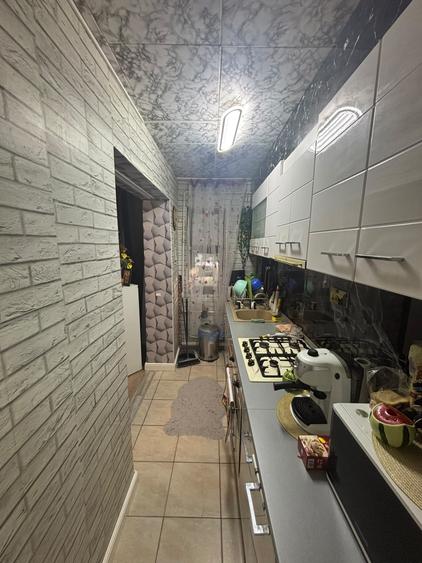 Apartament cu 3 camere semidecomandat în Podu Roș