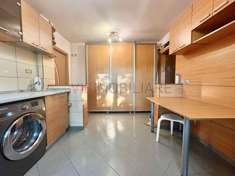 Apartament cu 3 camere semidecomandat în Giulești