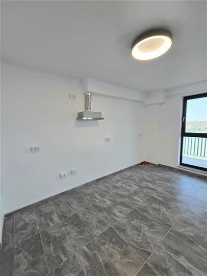 Apartament cu 3 camere semidecomandat în Exterior Nord