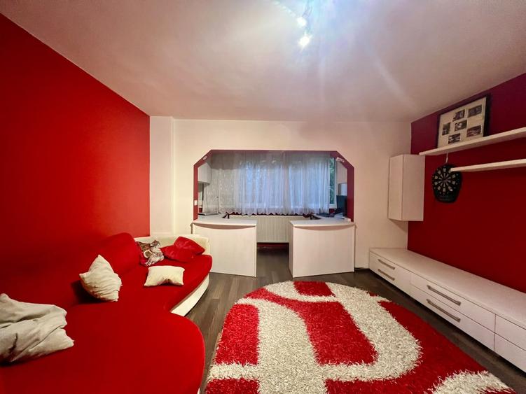 Apartament cu 3 camere decomandat, mobilat în Lunei