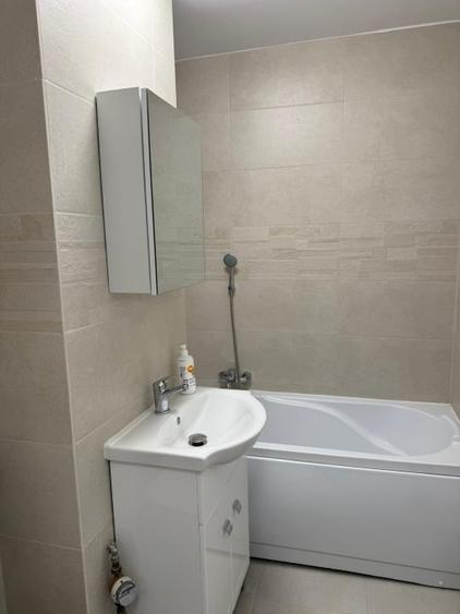 Apartament cu 2 camere semidecomandat, mobilat în Tei