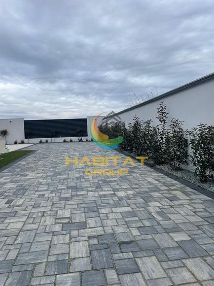 Casă individuală cu 8 camere cu Canalizare în Central