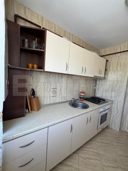 Apartament cu 3 camere semidecomandat, mobilat în Moreni