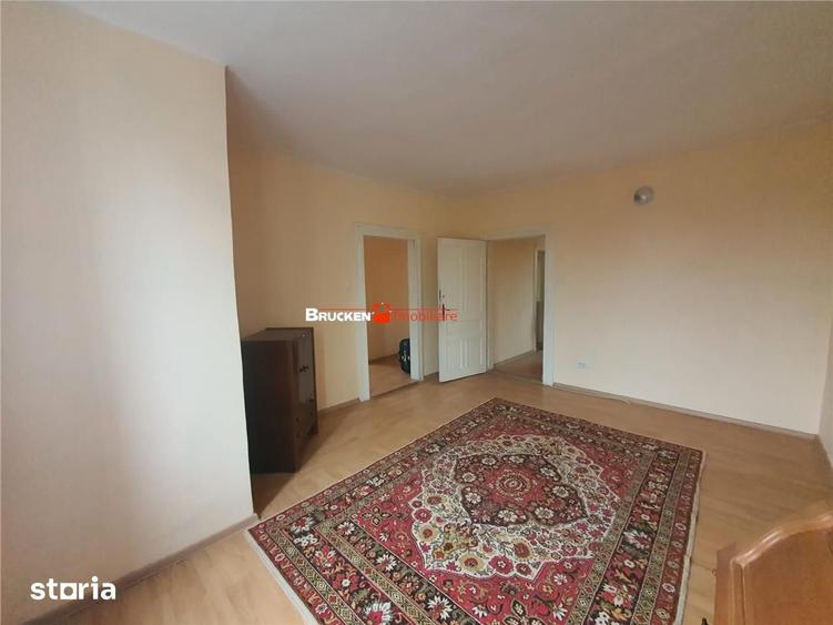 Casă cu 6 camere cu Teren 824 Mp în Central