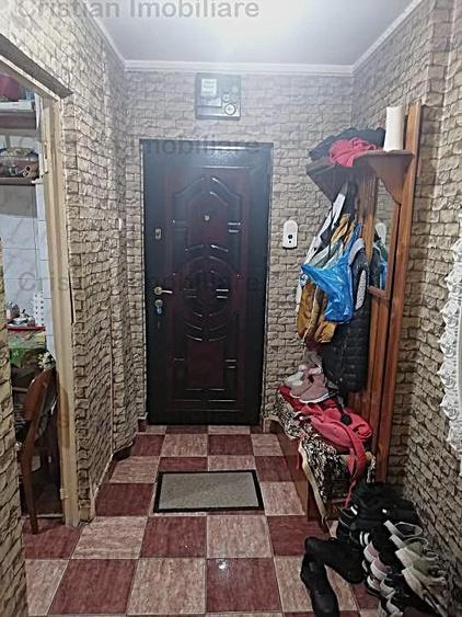 Apartament cu 3 camere semidecomandat în Obor