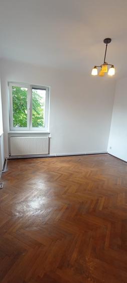 Apartament cu 3 camere semidecomandat în Tineretului