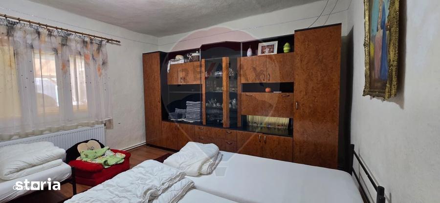 Casă cu 5 camere cu Teren 1076 Mp în Central