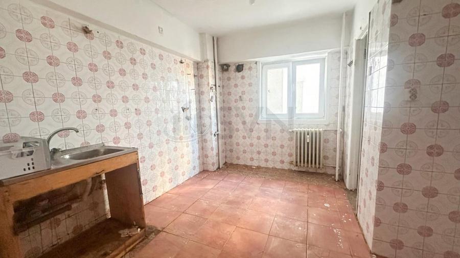 Apartament cu 4 camere decomandat în P-ța Romană