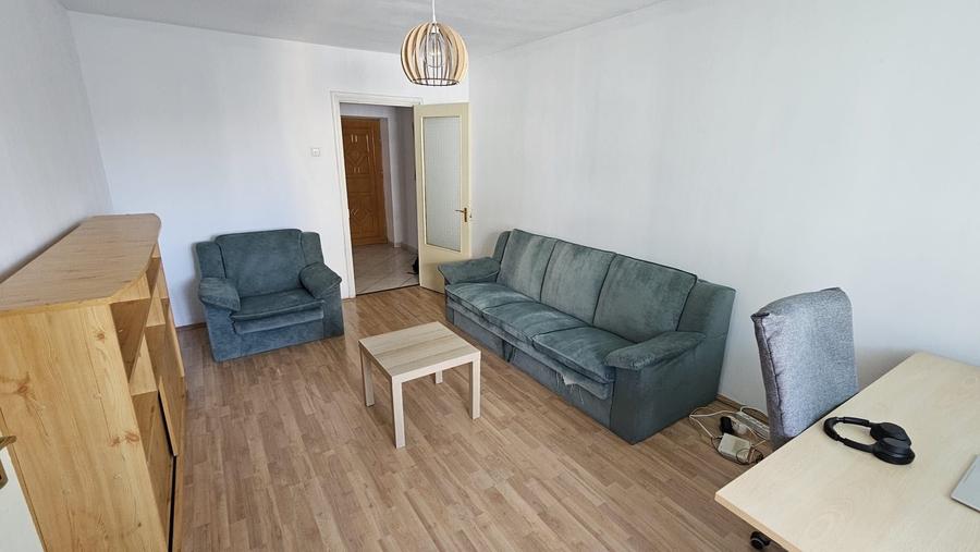 Apartament cu 3 camere semidecomandat în Tineretului