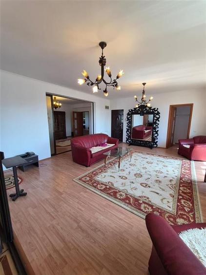 Apartament cu 5 camere decomandat în Domenii