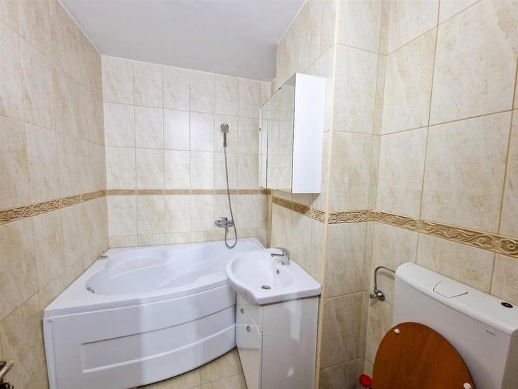 Apartament cu 3 camere semidecomandat în Cantemir