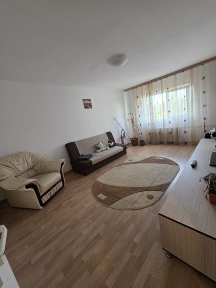 Apartament cu 2 camere decomandat în Poarta 6