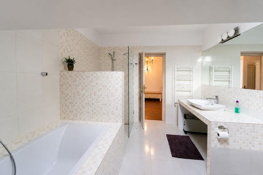 Apartament cu 5 camere decomandat, mobilat în Calea Dumbrăvii