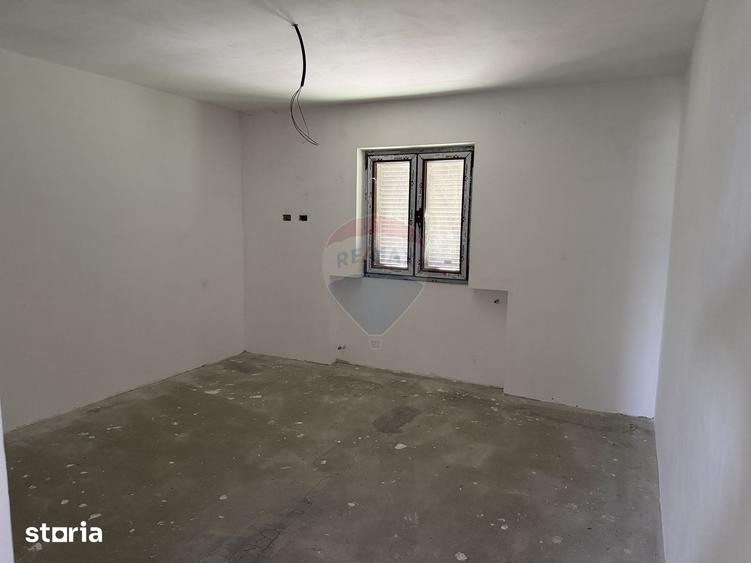 Casă cu 5 camere cu Teren 3960 Mp în Milcovul