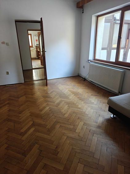 Casă cu 4 camere cu Teren 230 Mp în Drumul Carului