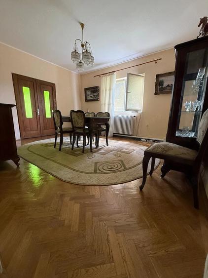 Casă cu 7 camere cu Teren 2000 Mp în Central