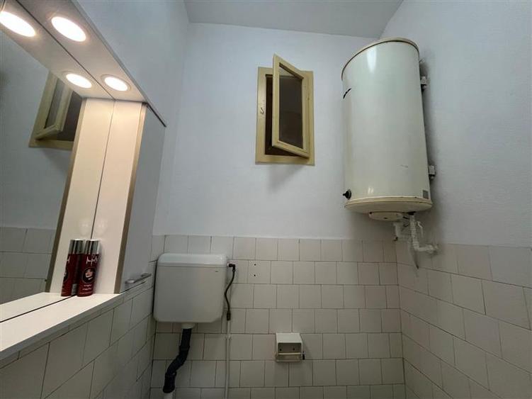 Apartament cu 3 camere nedecomandat, mobilat în Central