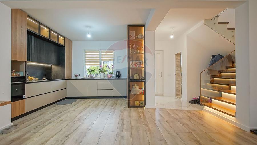 Casă individuală cu 4 camere cu Teren 658 Mp în Stupini