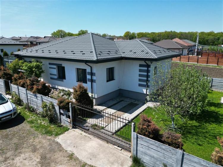Casă individuală cu 4 camere cu Teren 479 Mp în Aeroport