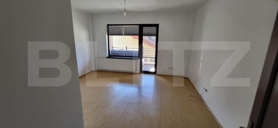 Apartament cu 3 camere semidecomandat, mobilat în Calea Dumbrăvii