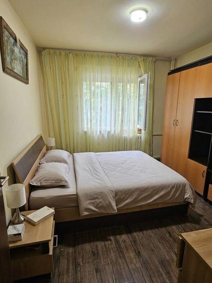 Apartament cu 3 camere semidecomandat, mobilat în Sebastian