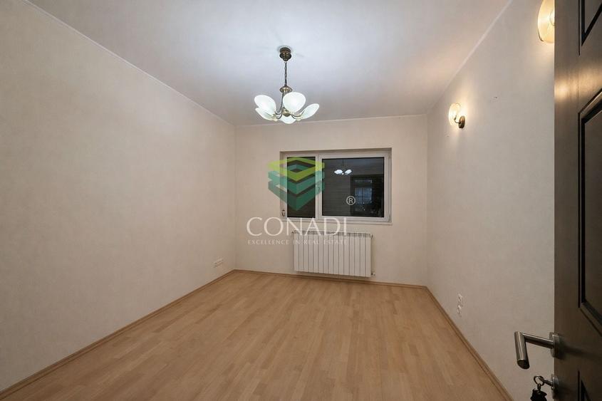 Apartament cu 4 camere decomandat în Băneasa