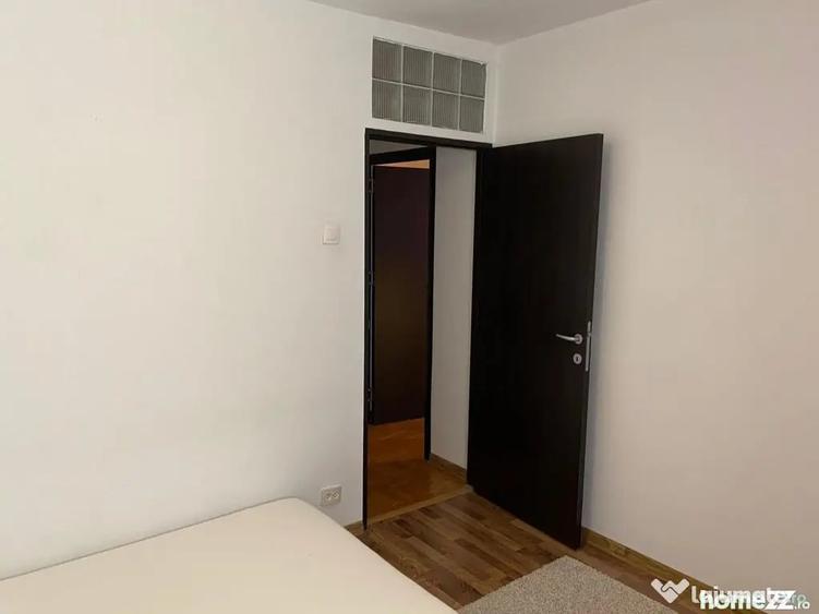 Apartament cu 3 camere semidecomandat în Calea Victoriei