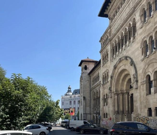 Apartament cu 3 camere semidecomandat în Universitate