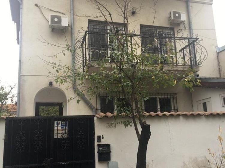 Casă individuală cu 6 camere cu Canalizare în Cotroceni
