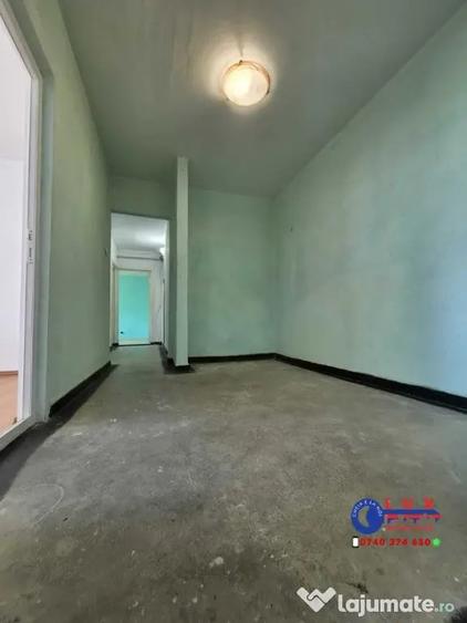Apartament cu 3 camere decomandat în Piața Nouă