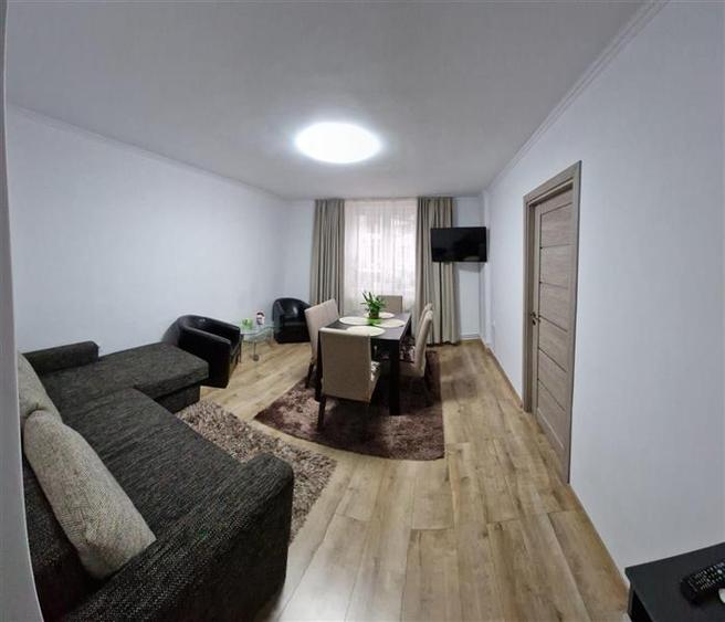 Apartament cu 3 camere semidecomandat, mobilat în Central — fotografia 1