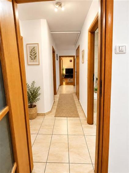 Apartament cu 3 camere decomandat, mobilat în Centrul Civic