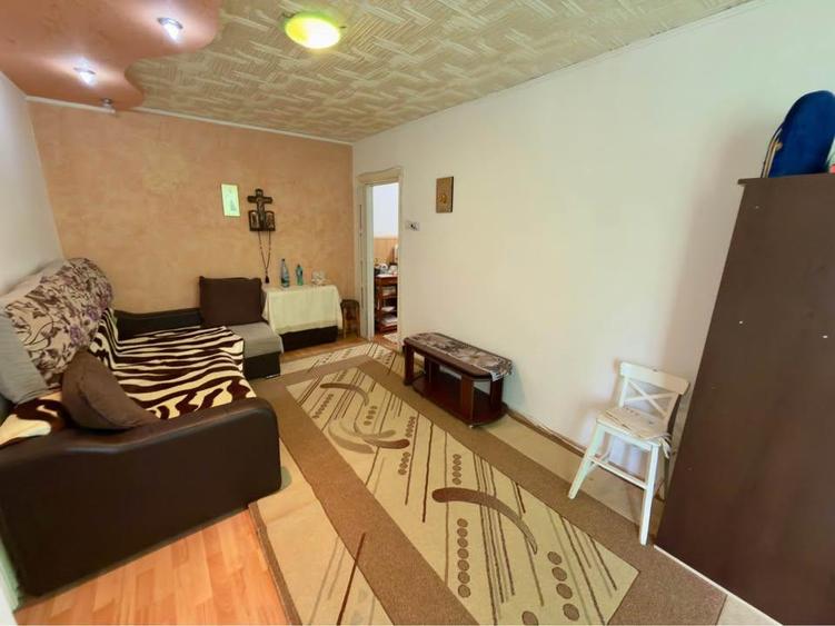 Apartament cu 3 camere semidecomandat în Alexandru cel Bun