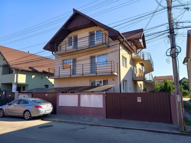 Casă individuală cu 8 camere cu Canalizare în Someșeni