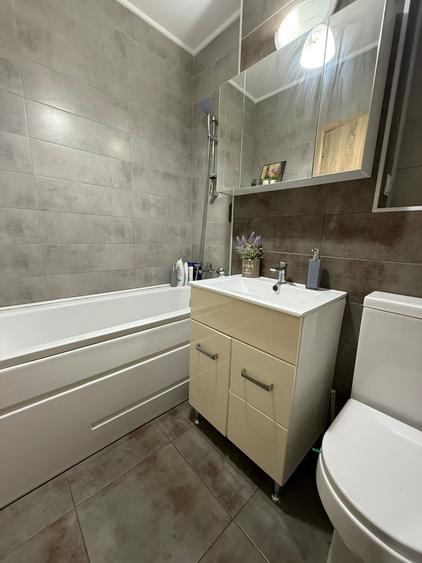 Apartament cu 3 camere semidecomandat în Metalurgiei