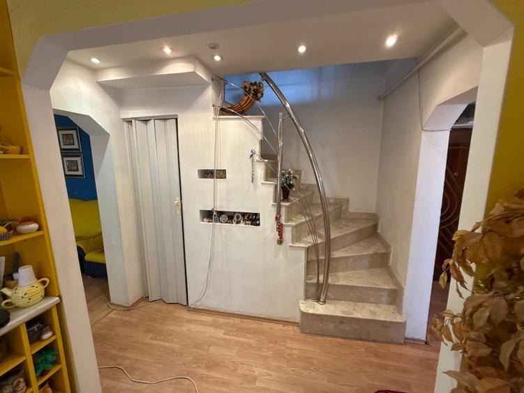 Apartament cu 5 camere semidecomandat, mobilat în Central