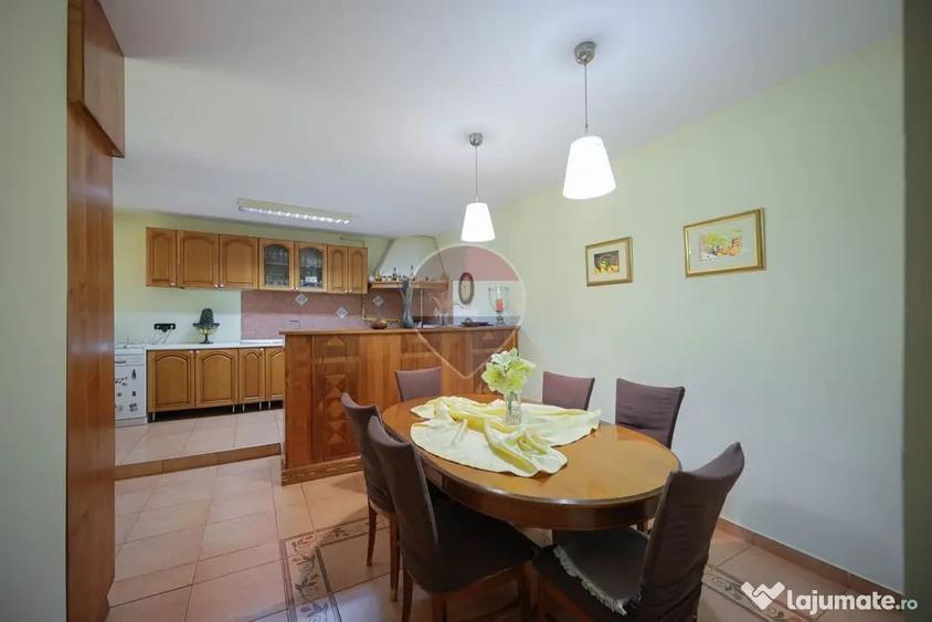 Casă cu 5 camere cu Teren 554 Mp în Central