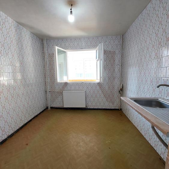 Apartament cu 3 camere decomandat în Vitan