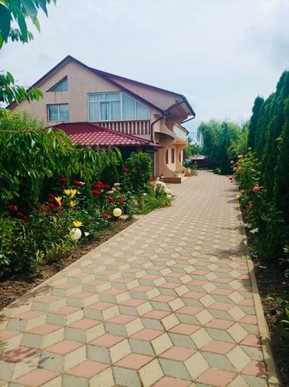 Casă individuală cu 8 camere cu Garaj în Vlădeni