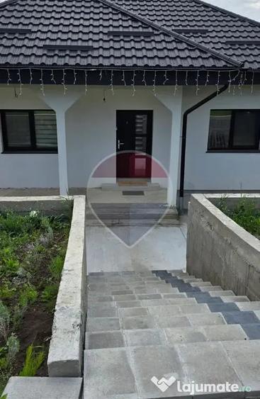 Casă cu 5 camere cu Teren 2325 Mp în Cumpărătura