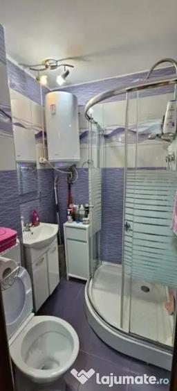 Apartament cu 3 camere semidecomandat în Florilor