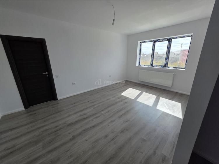 Apartament cu 3 camere semidecomandat în 1 Decembrie
