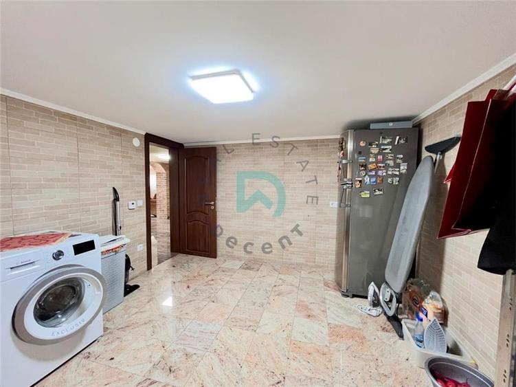 Casă individuală cu 7 camere cu Canalizare în Lupeni