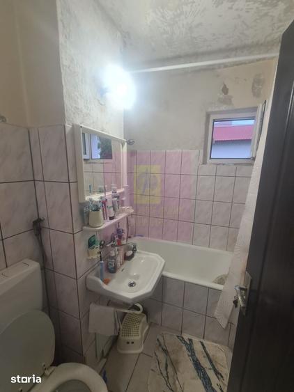 Apartament cu 3 camere semidecomandat în Cuza