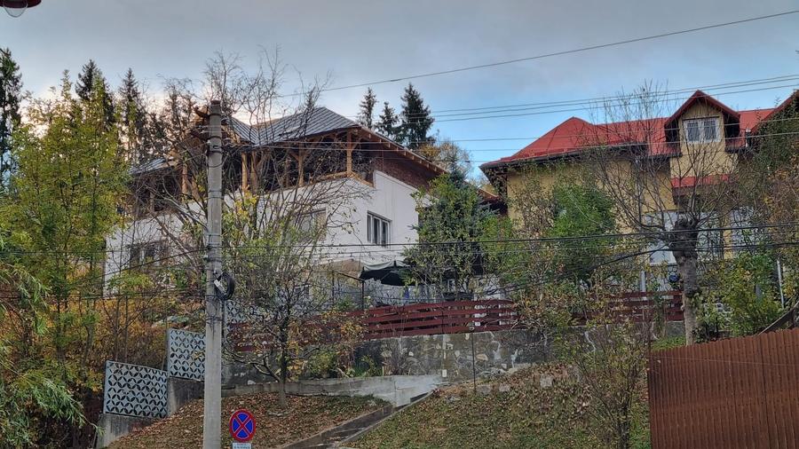 Casă individuală cu 8 camere cu Teren 700 Mp în Castelul Peleș