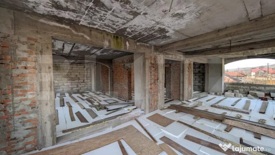 Casă cu 7 camere cu Teren 1656 Mp în Central